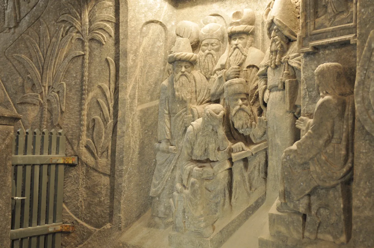 Sóból faragott domborművek a wieliczkai sóbányában