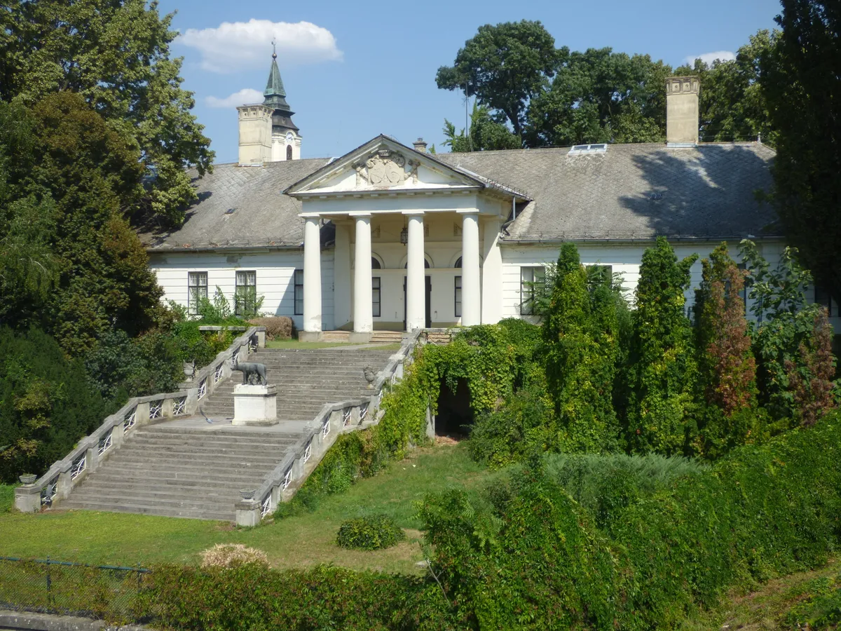 A Bolza-kastély a Holt-Kőrös partján.
