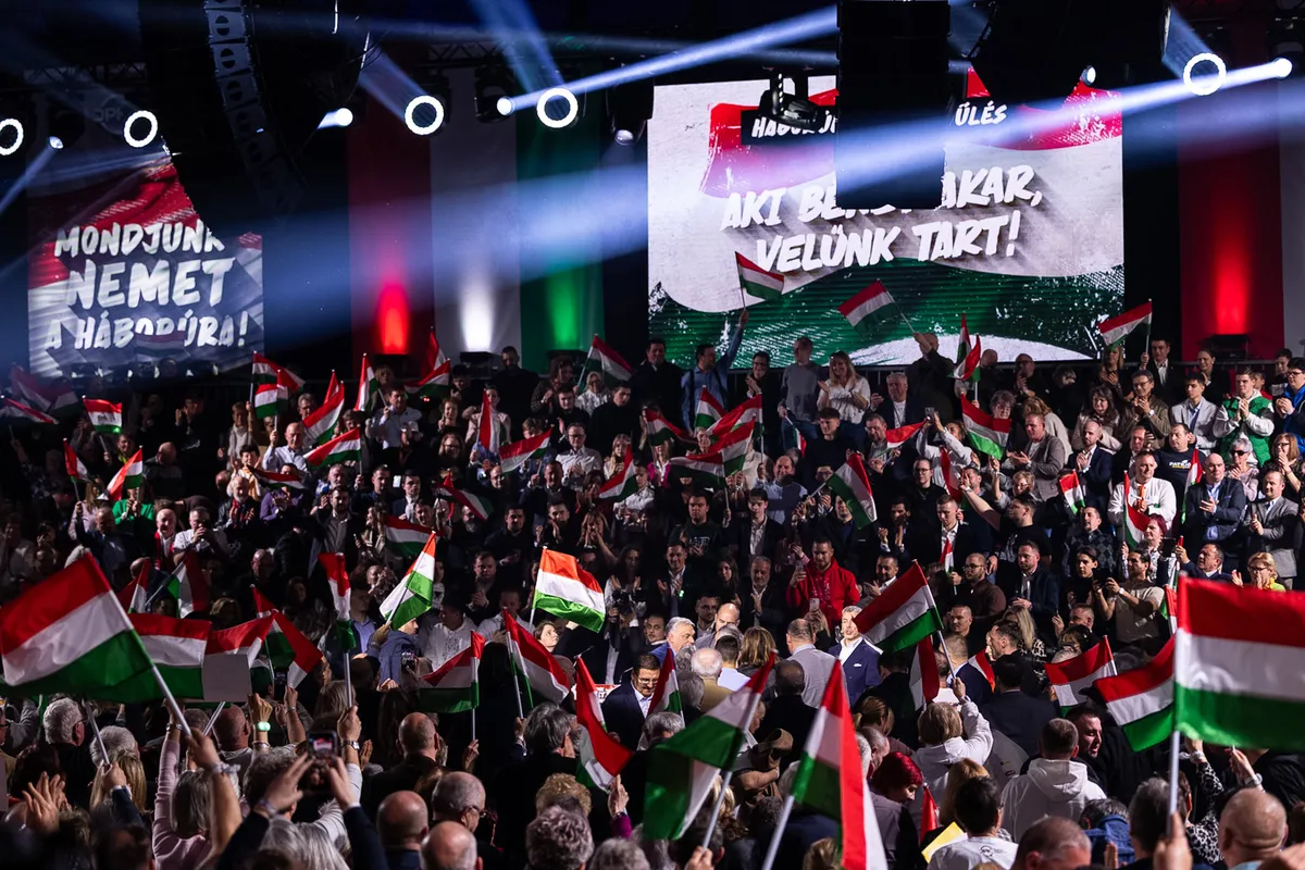 Esztergomban rengetegen emelték a zászlójukat a békére.