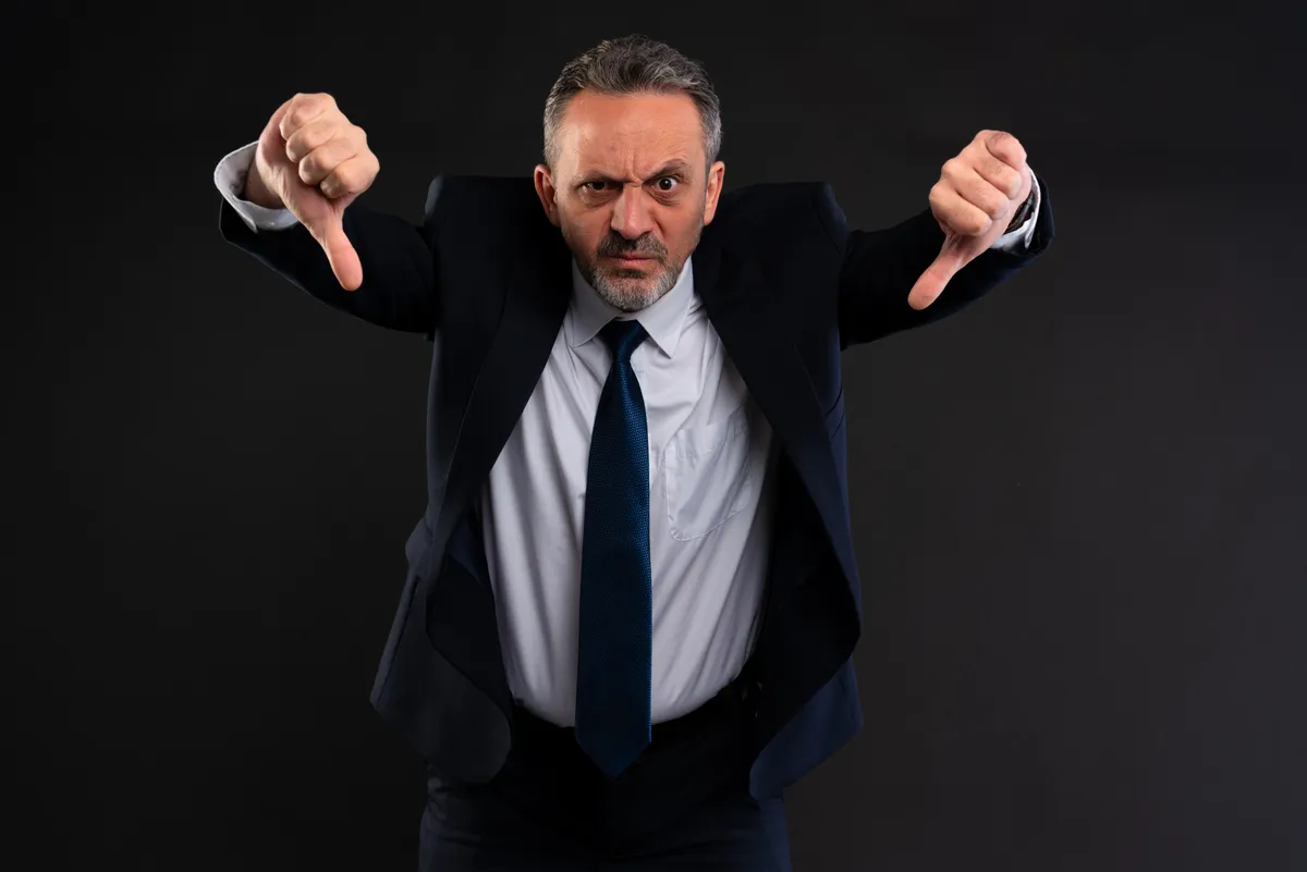 a horoszkóp szerint ez az öltönyös férfi is a legroszabb főnökök közé tartozik. 