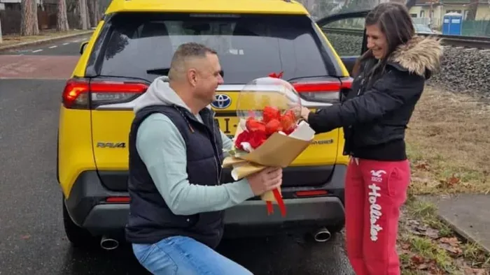 Rendőrök igazoltatták Katát, majd előkerült a jegygyűrű