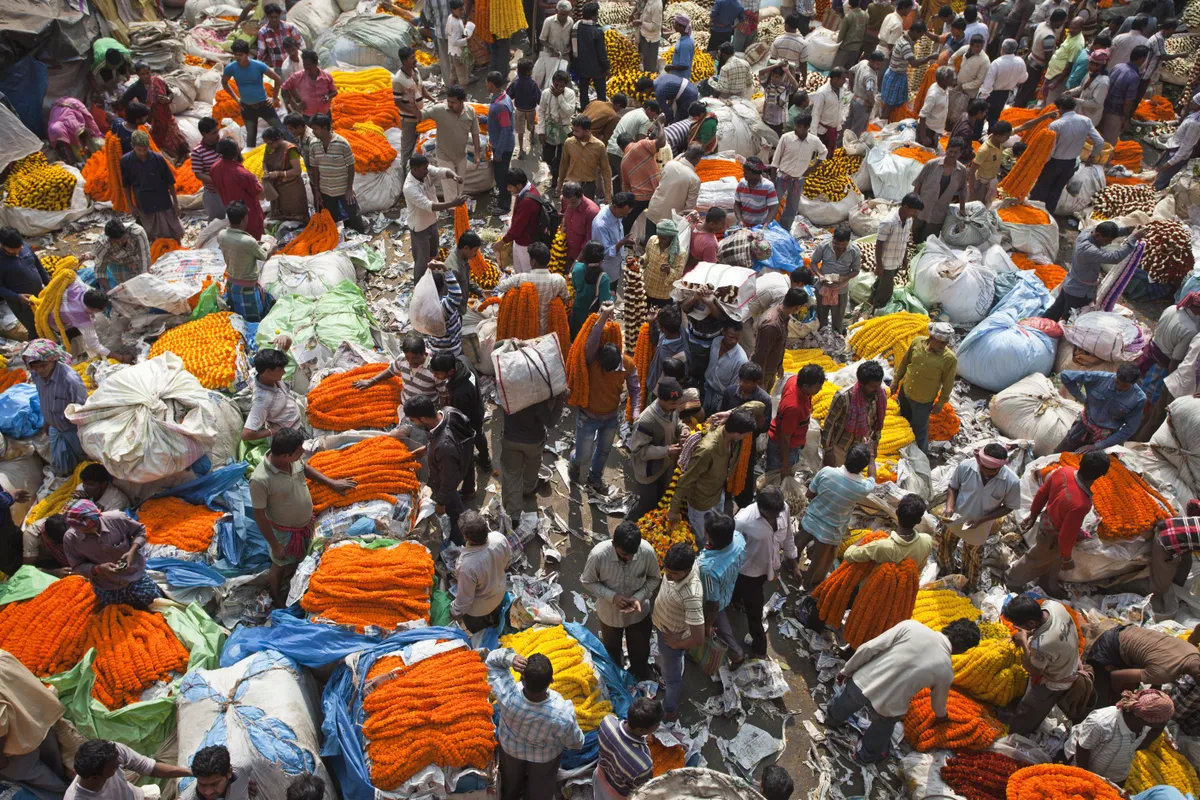 Tömegnyomor egy indiai piacon, ami miatt India is a világ egyik legbarátságtalanabb országa.