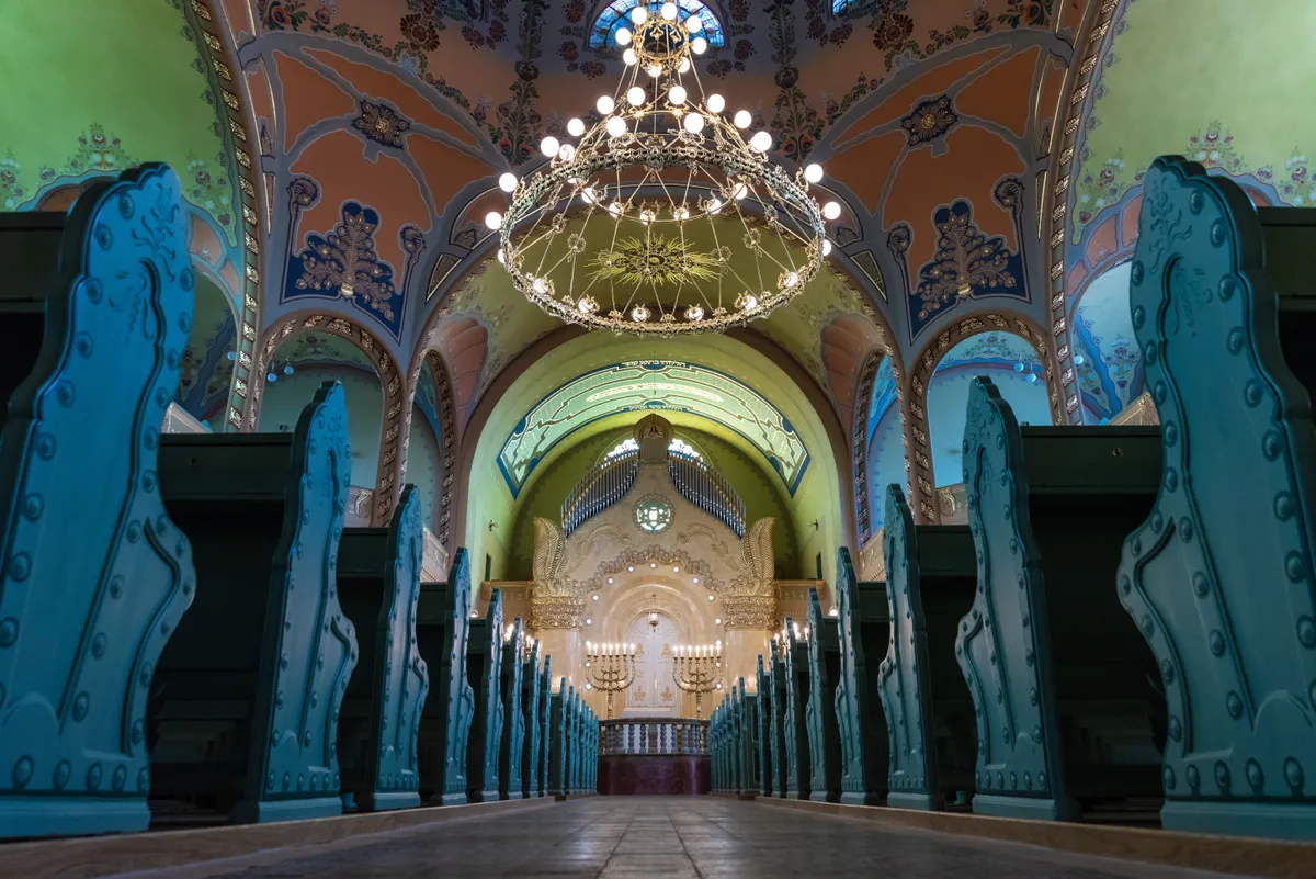 A szabadkai zsinagóga szecessziós stílusú belső tere.