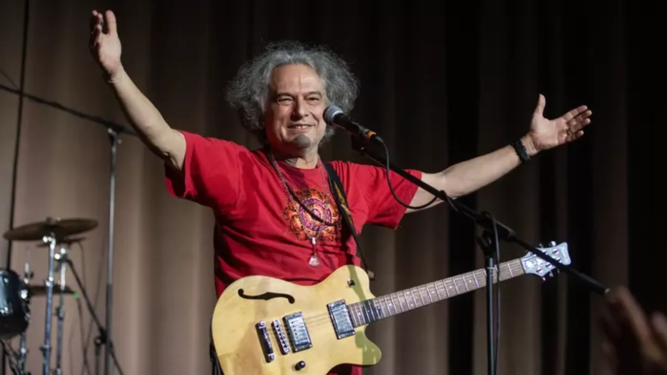 Elképesztő megtiszteltetés érte a KFT zenekart: Nem hiszed el kik énekelték az Afrikát!