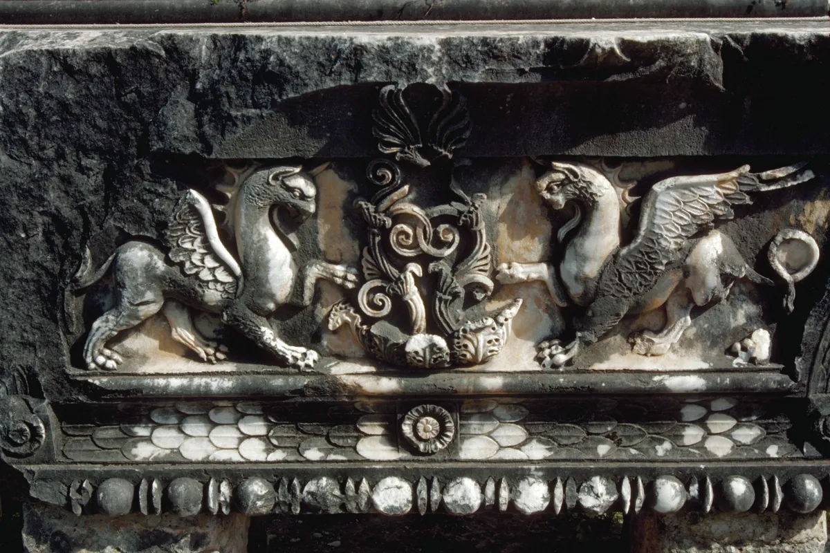 Mitikus lények, avagy griffek kőbe vésve.