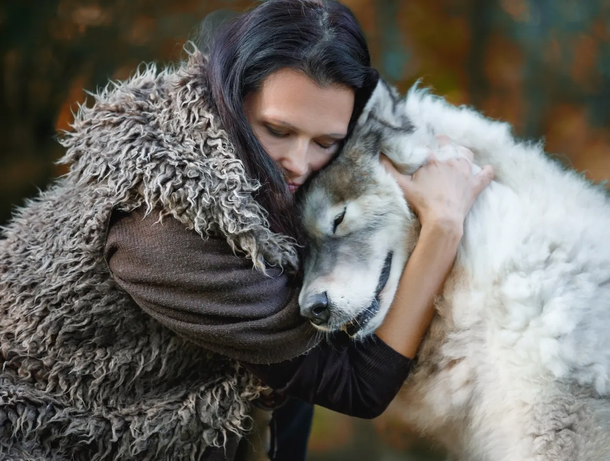 Személyiségtesztben szereplő kép egy farkasról és egy nőről