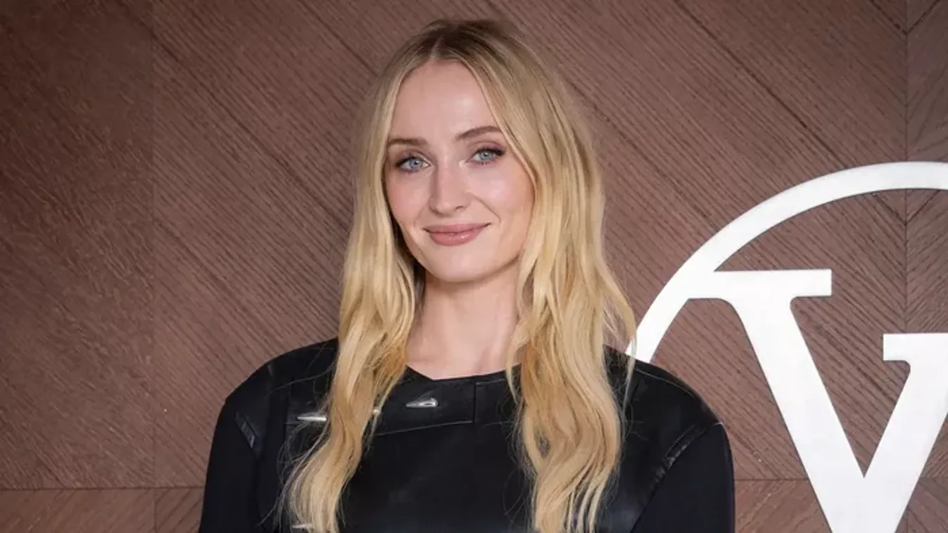 Sophie Turner szinte meztelenül ünnepelte a 30. születésnapját