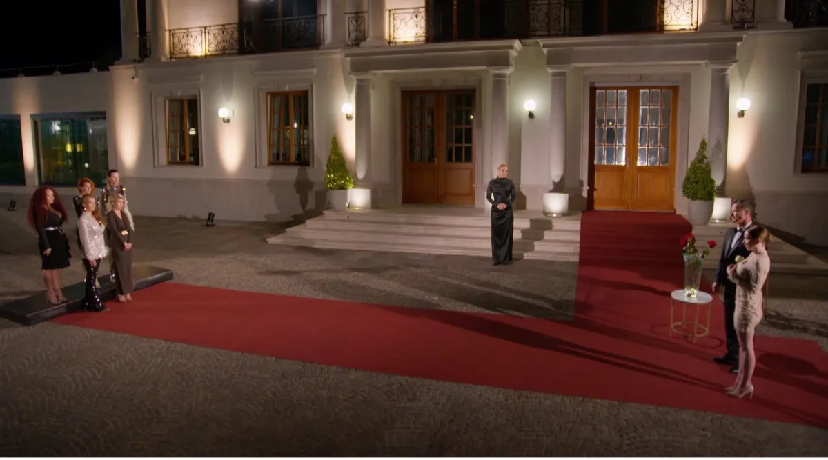 Döbbenetes fordulat várható A Nagy Ő rózsaceremóniáján.