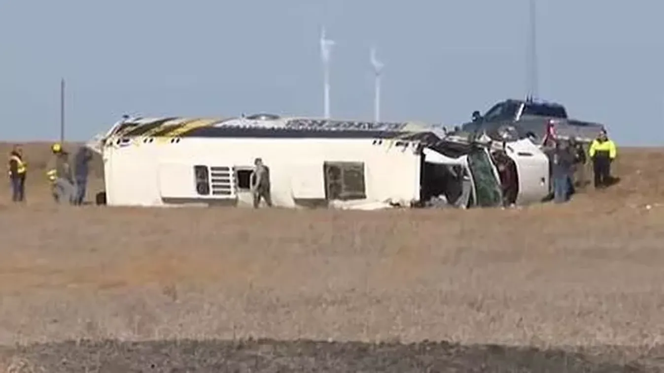 Szörnyű buszbaleset történt: egyetemistákkal teli busz balesetezett, egy halott és 32 sérült