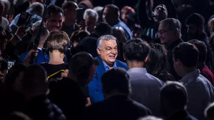 Nem hiszed, mit adott Tóth Alex Orbán Viktornak