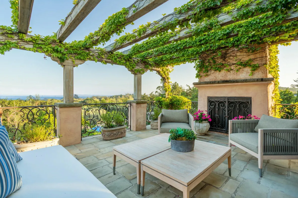 A terasznak különleges hangulatot ad, ahogyan a természet igyekszik utat törni magának