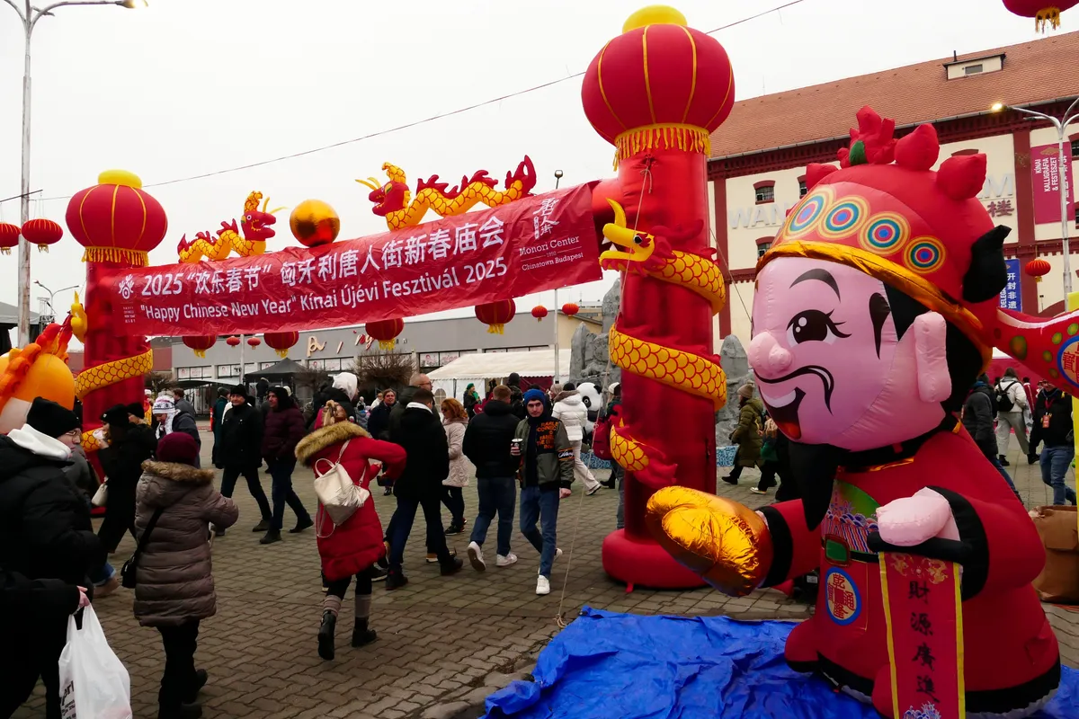 A 2025-ös Kínai Újévi Fesztivál kapuja, amin emberek haladnak át