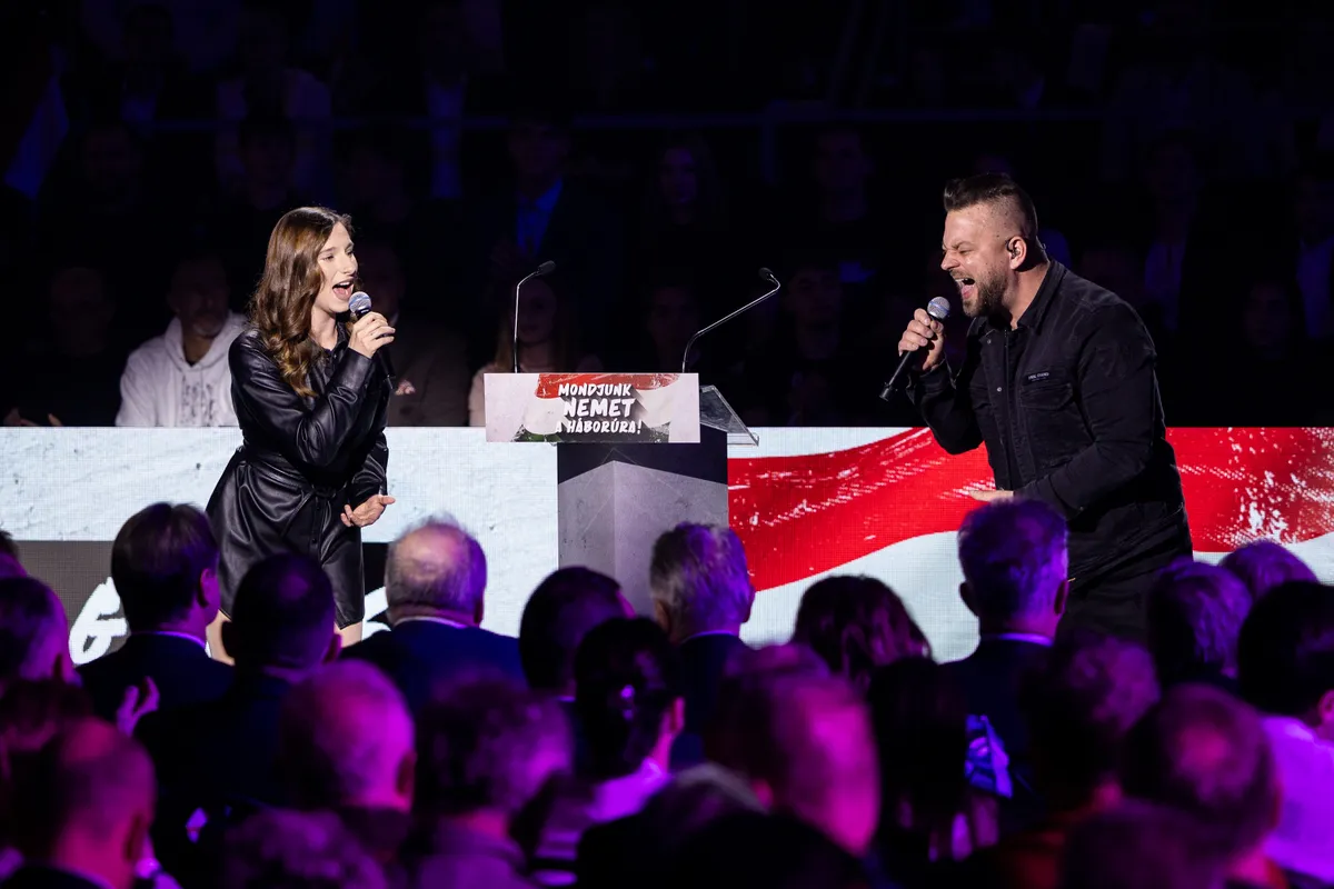 Tóth Abigél és Gudics Máté nyitották meg a békéscsabai Háborúellenes Gyűlés programját 