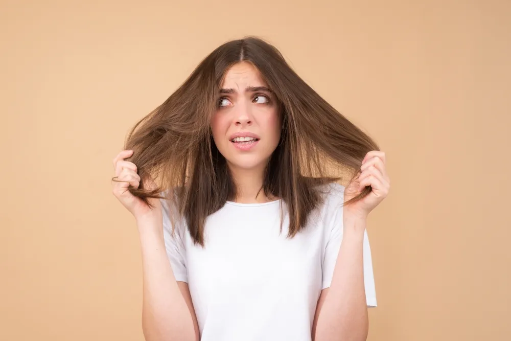 Hajápolási hibák, amelyek fakó, töredezett és egészségtelen hajhoz vezethetnek.