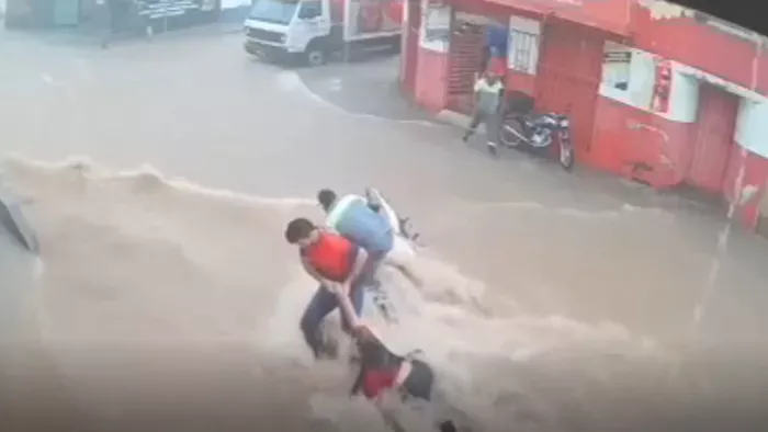  Árvíz sodorta el a nőket, jó szamaritánusok húzták ki őket