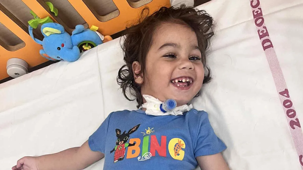 Kétszer állt le a szíve: ez a 3 éves hajdú-bihari kisfiú hősiesen küzd az életéért