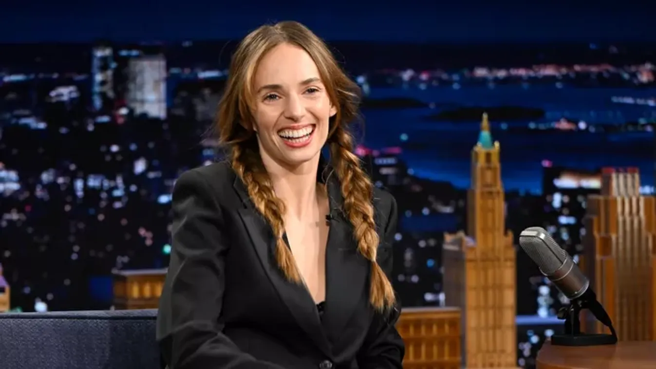 Itt az első fotó, férjhez ment a Strager Things sztárja, Maya Hawk