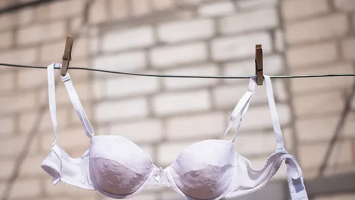 Ritka betegség miatt folyamatosan nőnek egy nő mellei