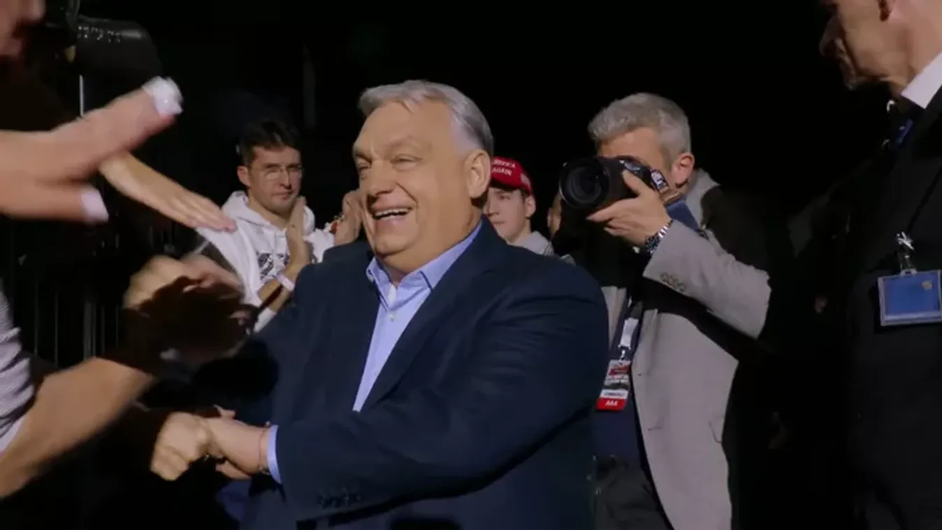 Magasba lendültek a telefonok: Orbán Viktor puszikat osztott a Háborúellenes gyűlésen