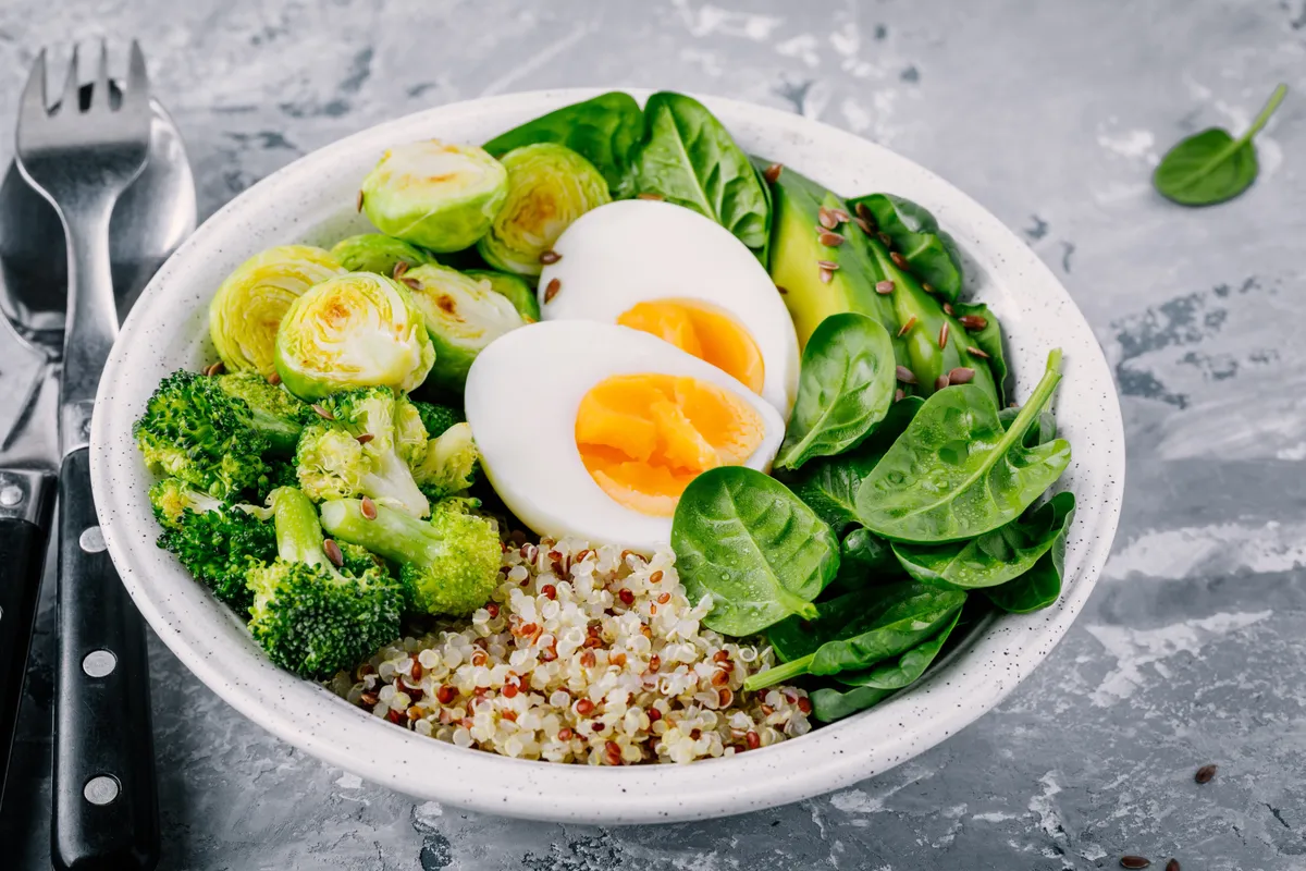 Memória támogatása ételekkel, például a tányéron látható brokkoli, kelbimbó, spenót, tojás.