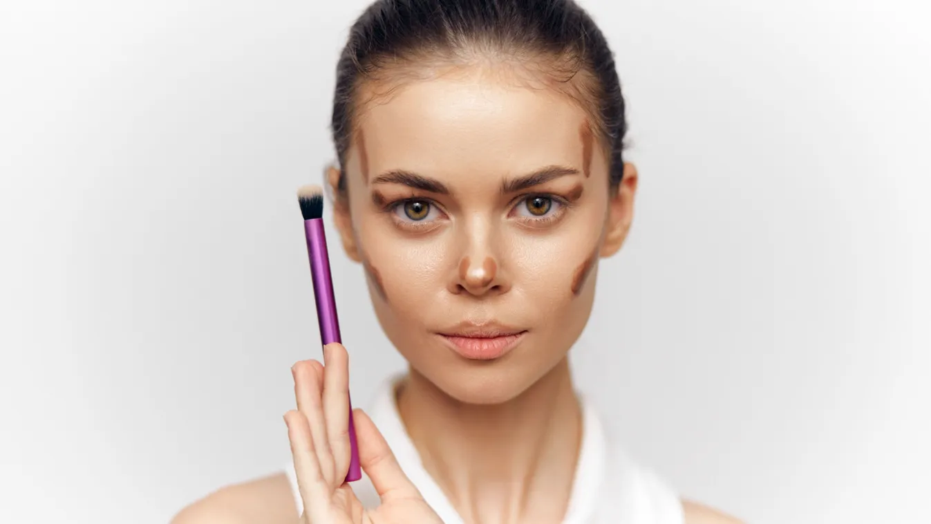 Profi sminkes fedte fel a trükköt – Ezzel az egyszerű sminktippel sokkal karcsúbbnak tűnik az arcod