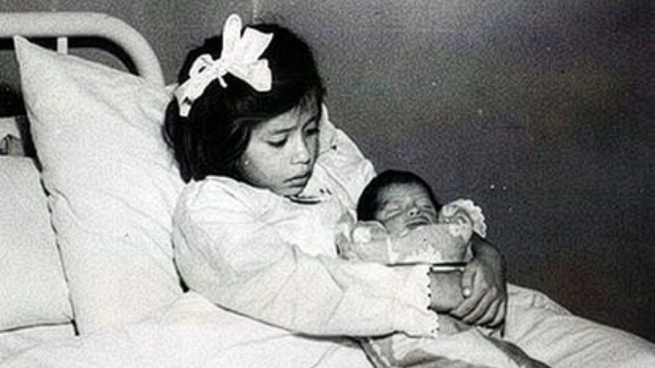 Lina Medina, az 5 évesen szült perui kislány fiával a kezében.