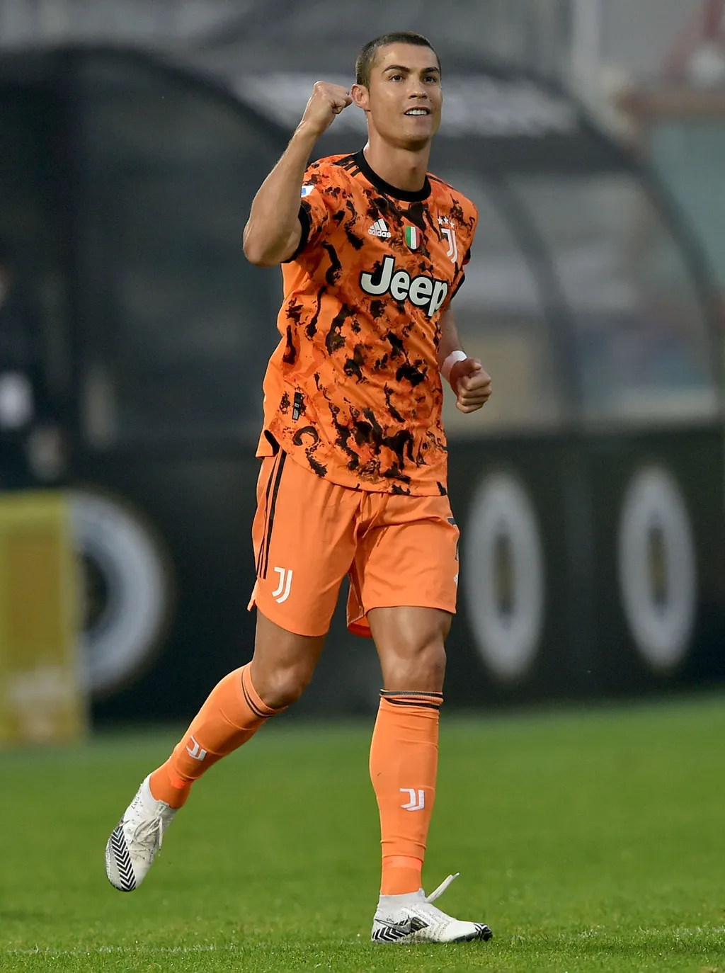 CESENA, ITALY - NOVEMBER 01:  Cristiano Ronaldo of Juventus celebrates after scoring goal 1-4 during the Serie A match between Spezia Calcio and Juventus at Dino Manuzzi Stadium on November 1, 2020 in Cesena, Italy.  (Photo by Giuseppe Bellini/Getty Image
