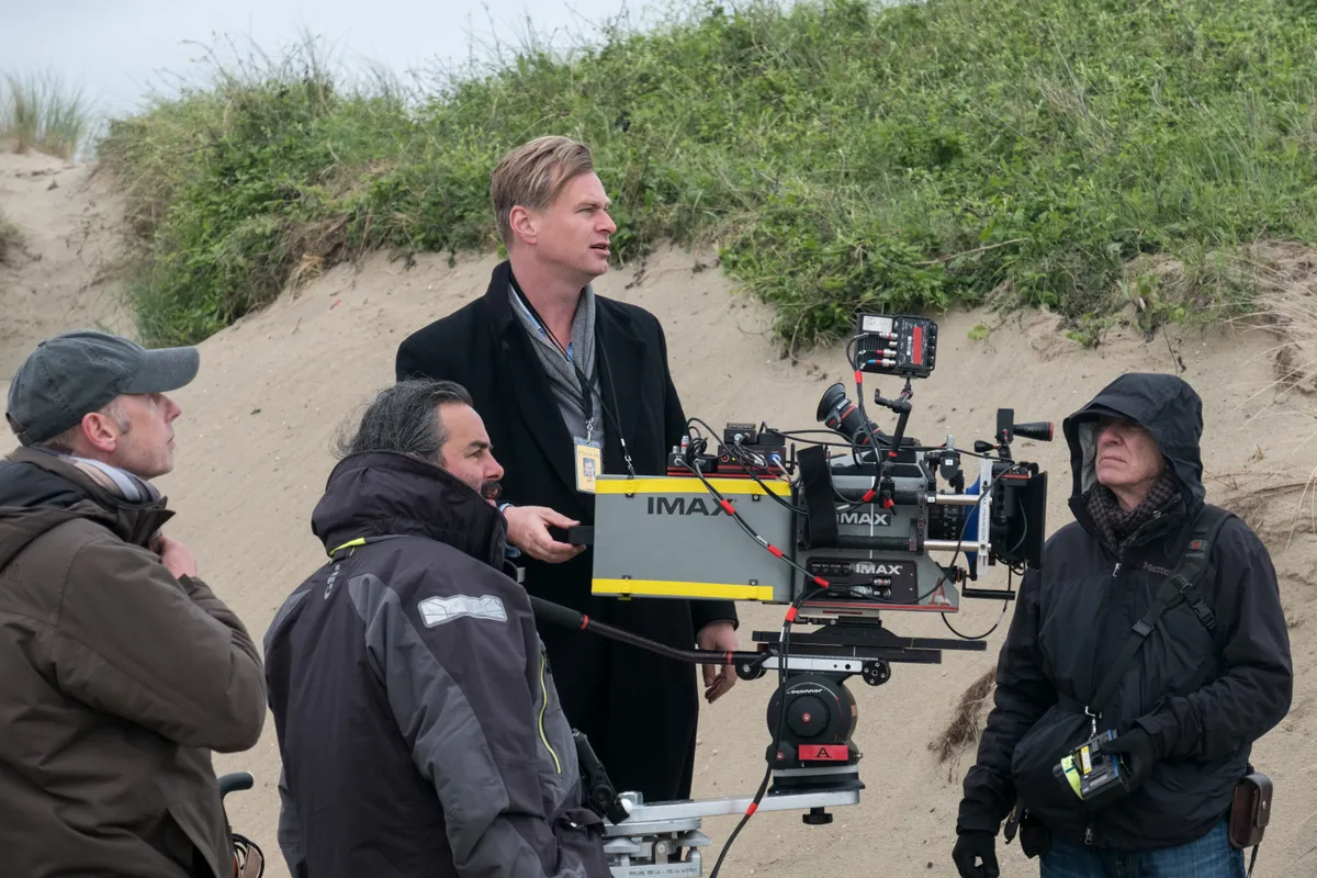 Christopher Nolan a kamera mögött a Dunkirk forgatásán.