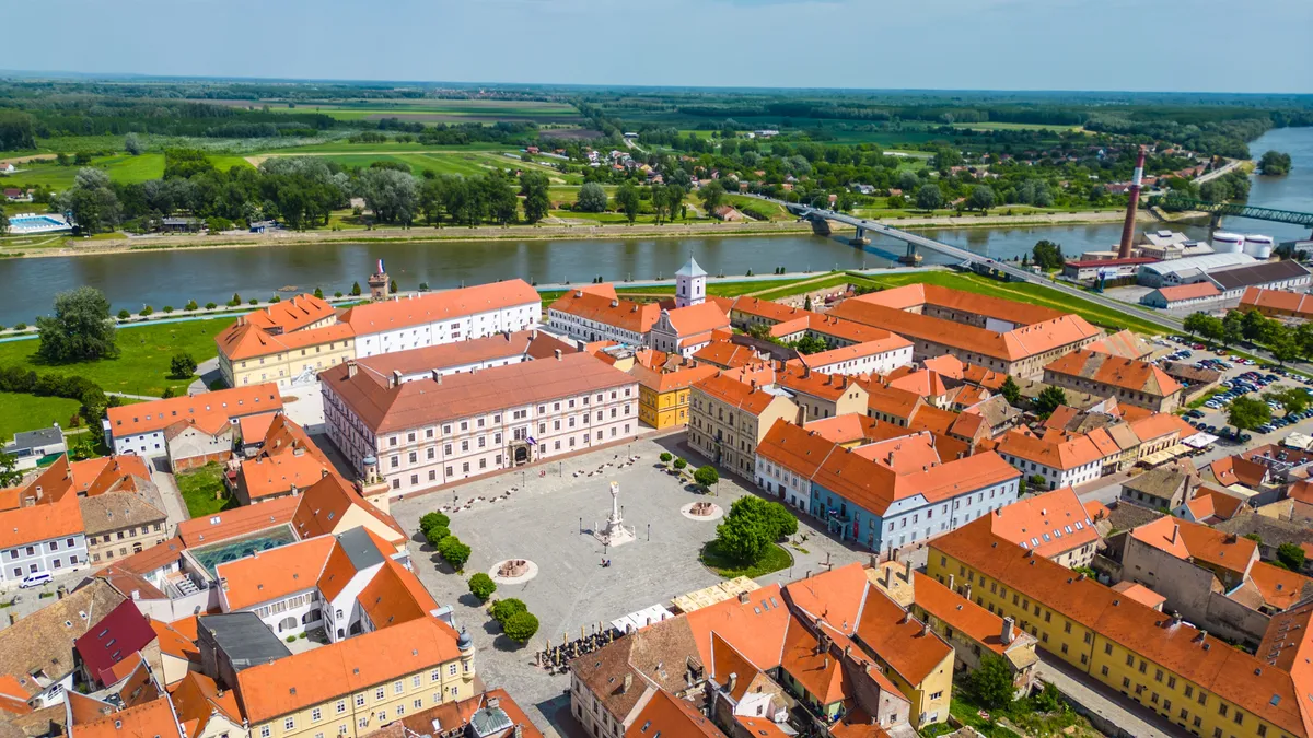 Eszék óvárosa a Dráva partján a levegőből.