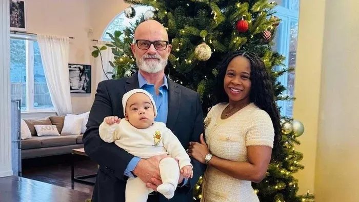 Feleannyi idős felesége szülte meg a 70 éves férfi gyermekét