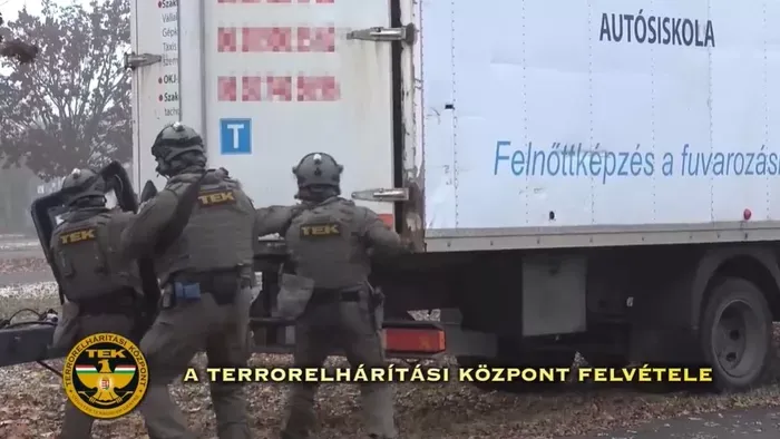 Rendőrre lőttek az embercsempészek