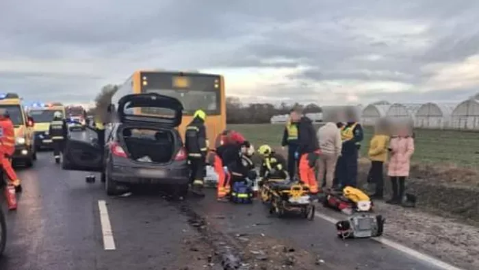 Utasokkal teli busznak csapódott egy autó Debrecennél