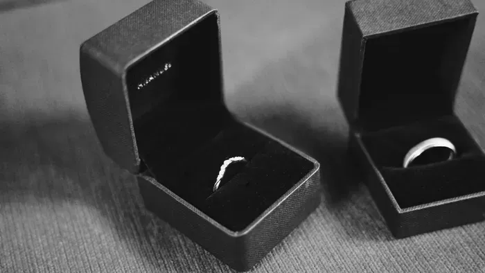 Jegygyűrűikben temették el a fiatal párt