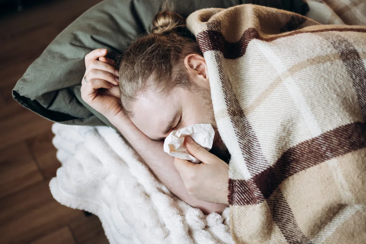 Arcüreggyulladással küzdő férfi