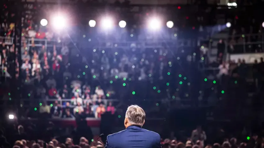 Zúgott a Hajrá Fidesz! - felfokozott hangulat a békéscsabai Háborúellenes Gyűlésen