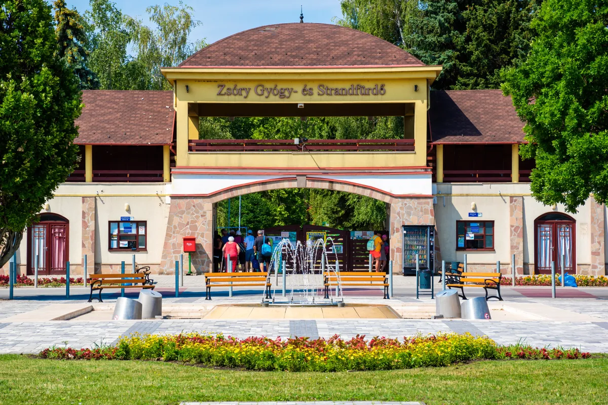 A mezőkövesdi Zsóry Gyógy- és Strandfürdő bejárata. 