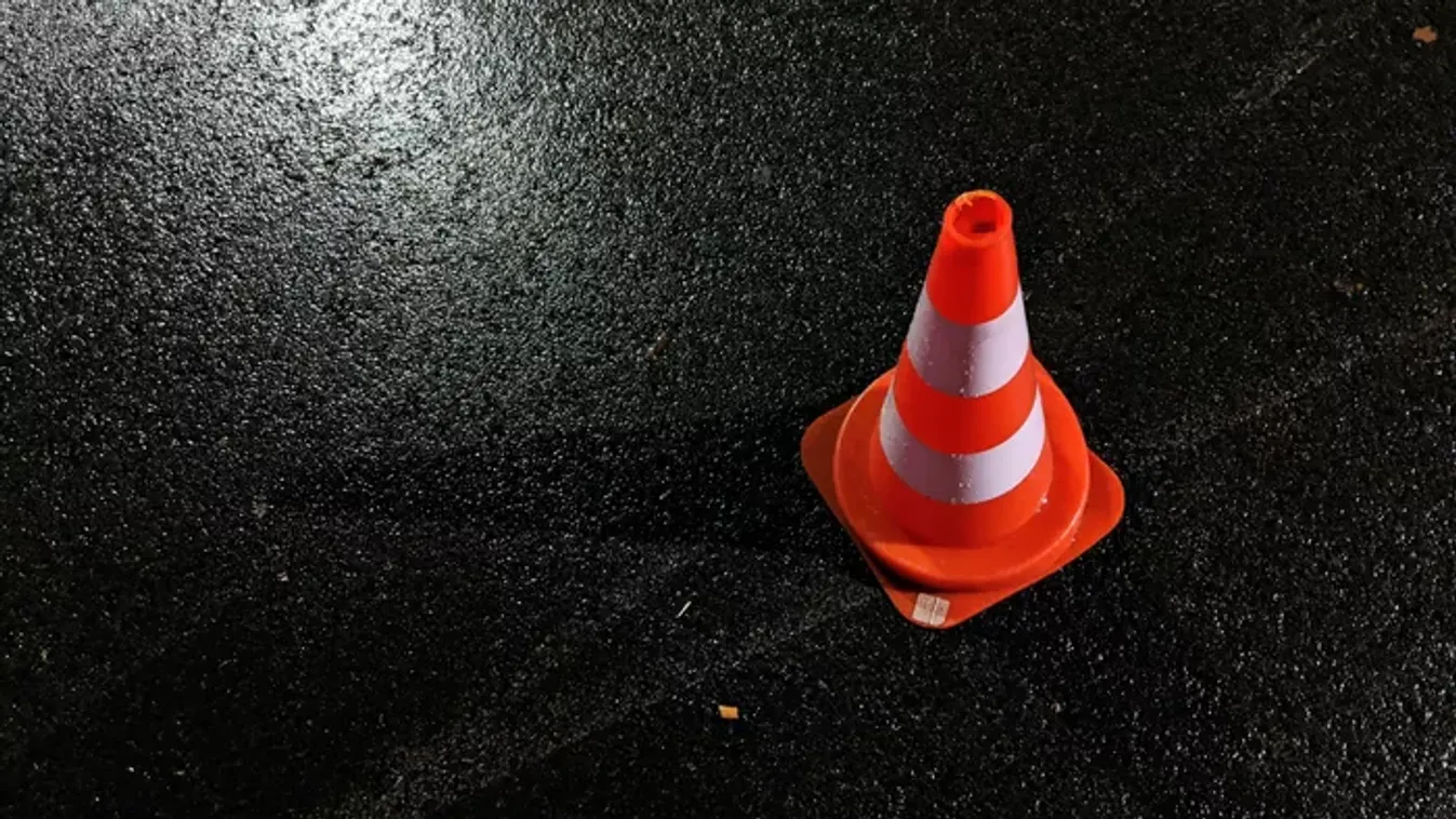 Most jött: Frontálisan ütközött két autó, hatalmas a kár