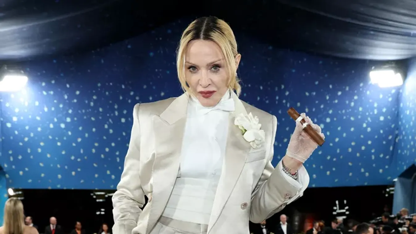 Madonna egy szál fehérneműben lejtett szexi táncot - Videó