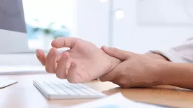 Szüntelenül fáj a csuklód? Kéztőalagút-szindrómád lehet