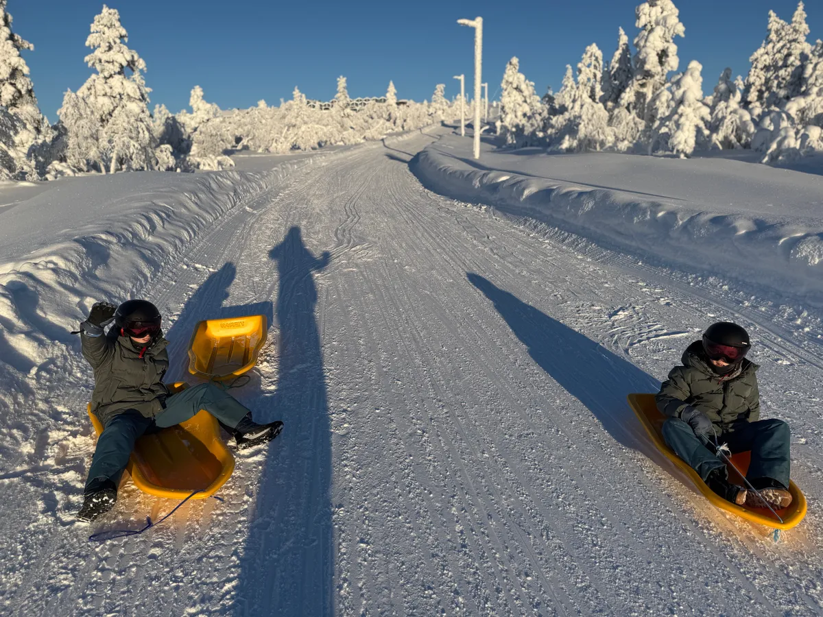 Szánkózó gyerekek Saariselkäban, a Lappföldön. 