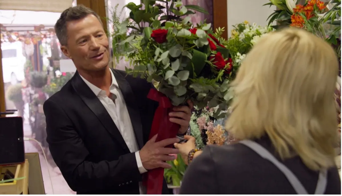 Stohl András szmokingban és rózsacsokorral igyekszik visszahódítani az egyik lányt.