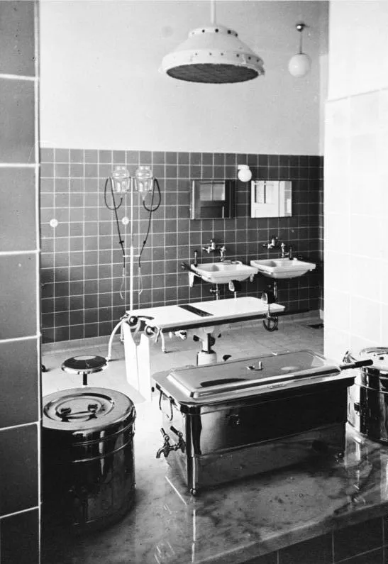 Jól felszerelt műtő egy Lebensborn-otthonban.
