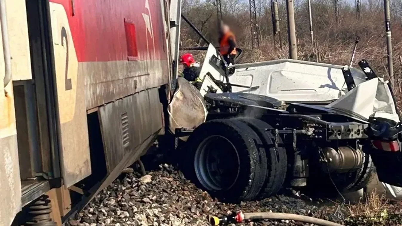Most kaptuk az információt: halálos vonatbaleset történt, egy ember az égő roncsok közé szorult
