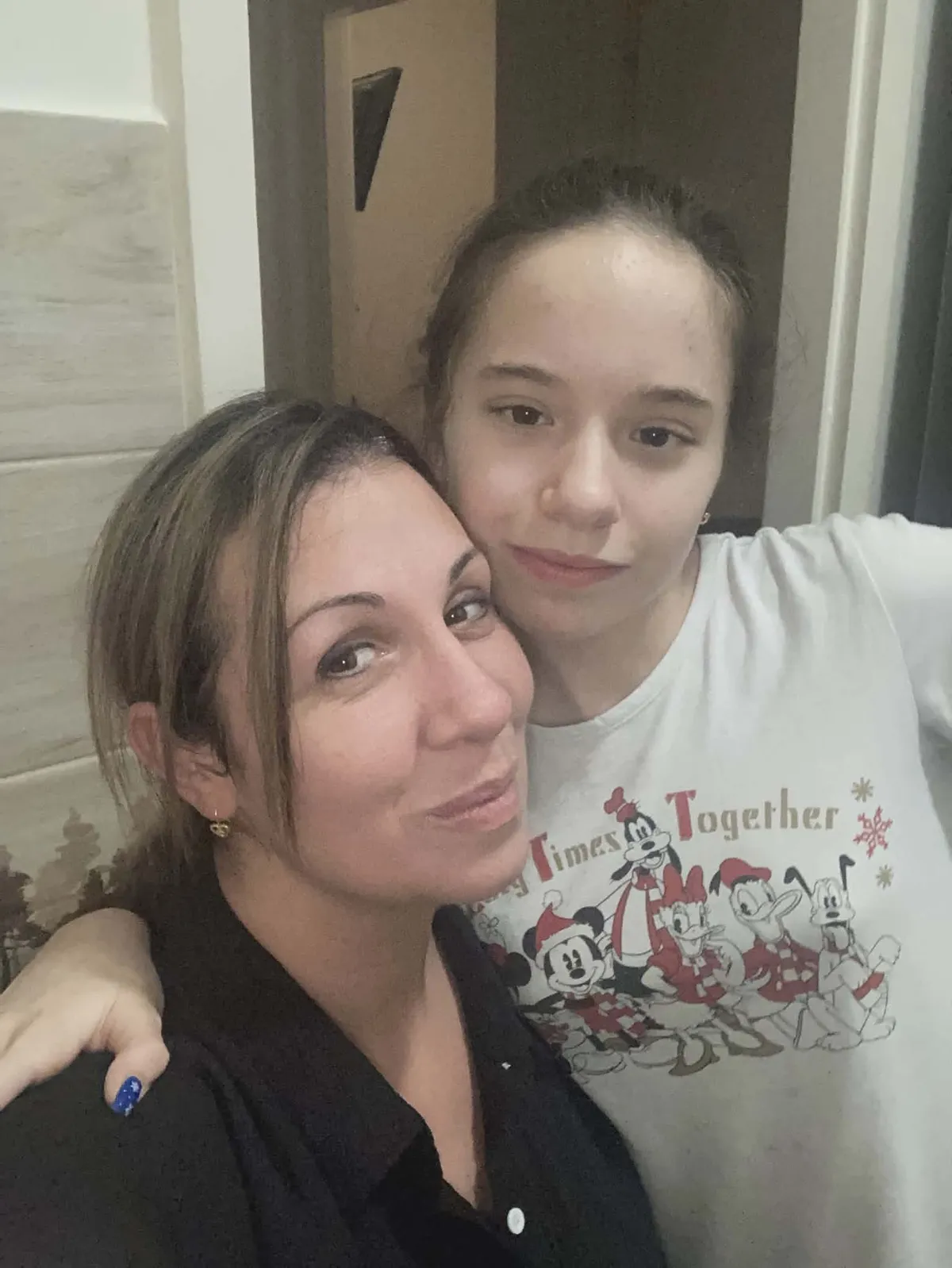 Anna egy tapodtat sem megy sehova édesanyja nélkül, a műtét óta ilyen ragaszkodó