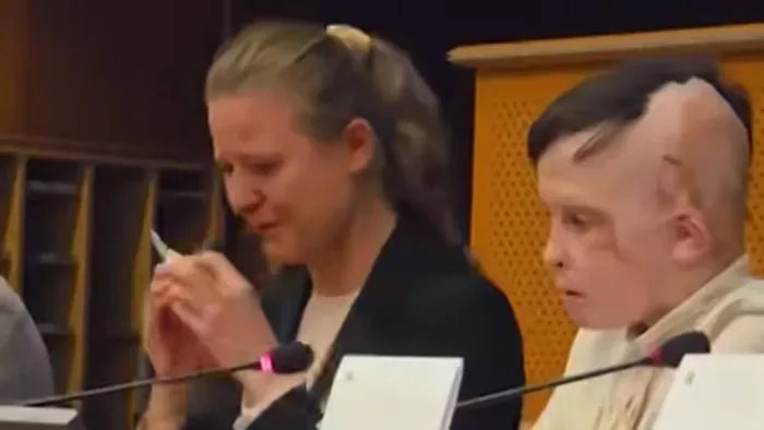 Zokogásban tört ki a tolmács a 11 éves ukrán kisfiút hallva