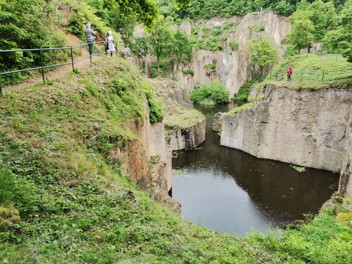 A Megyer-hegyi tengerszem turistákkal.