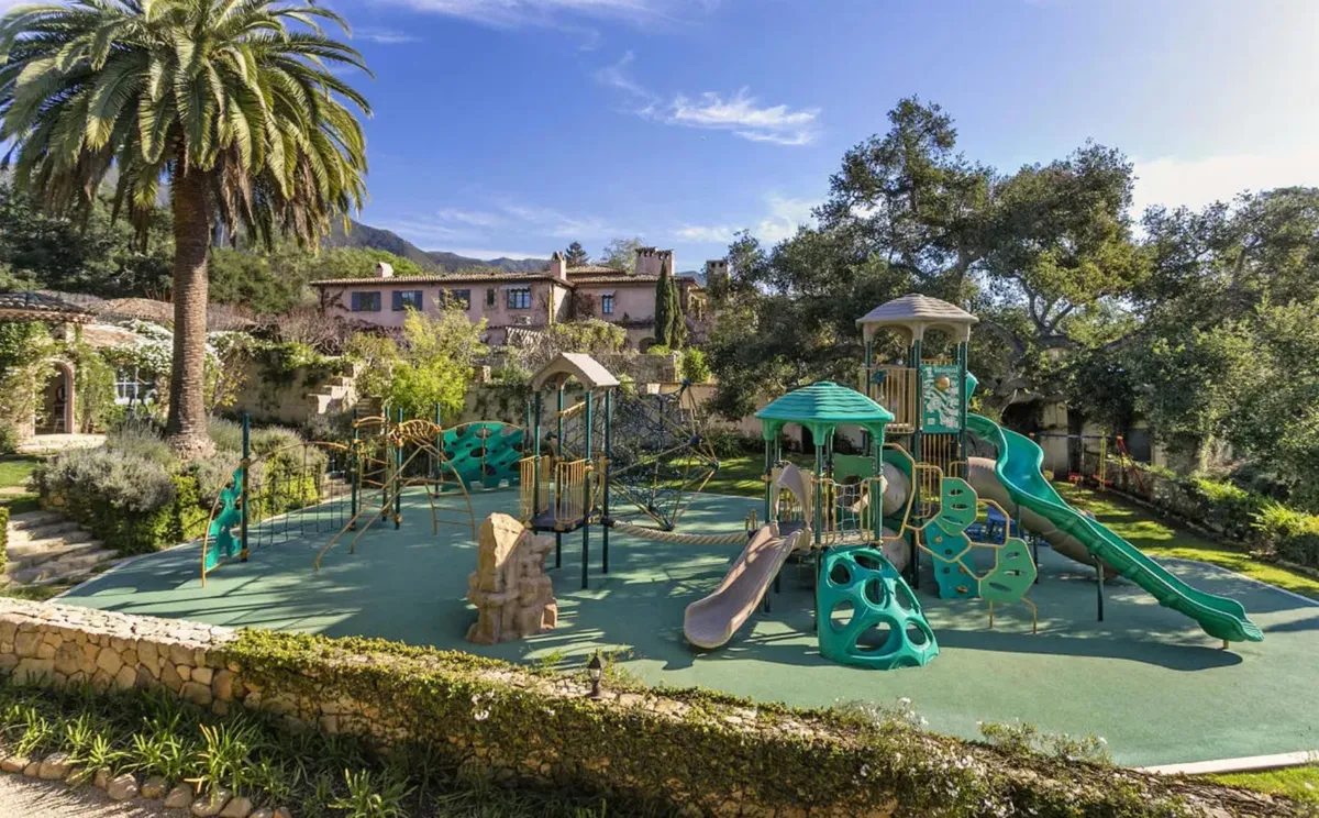 A birtokon egy játszótér is helyet kapott, így a gyerekek felhőtlenül élvezhetik a játék örömét