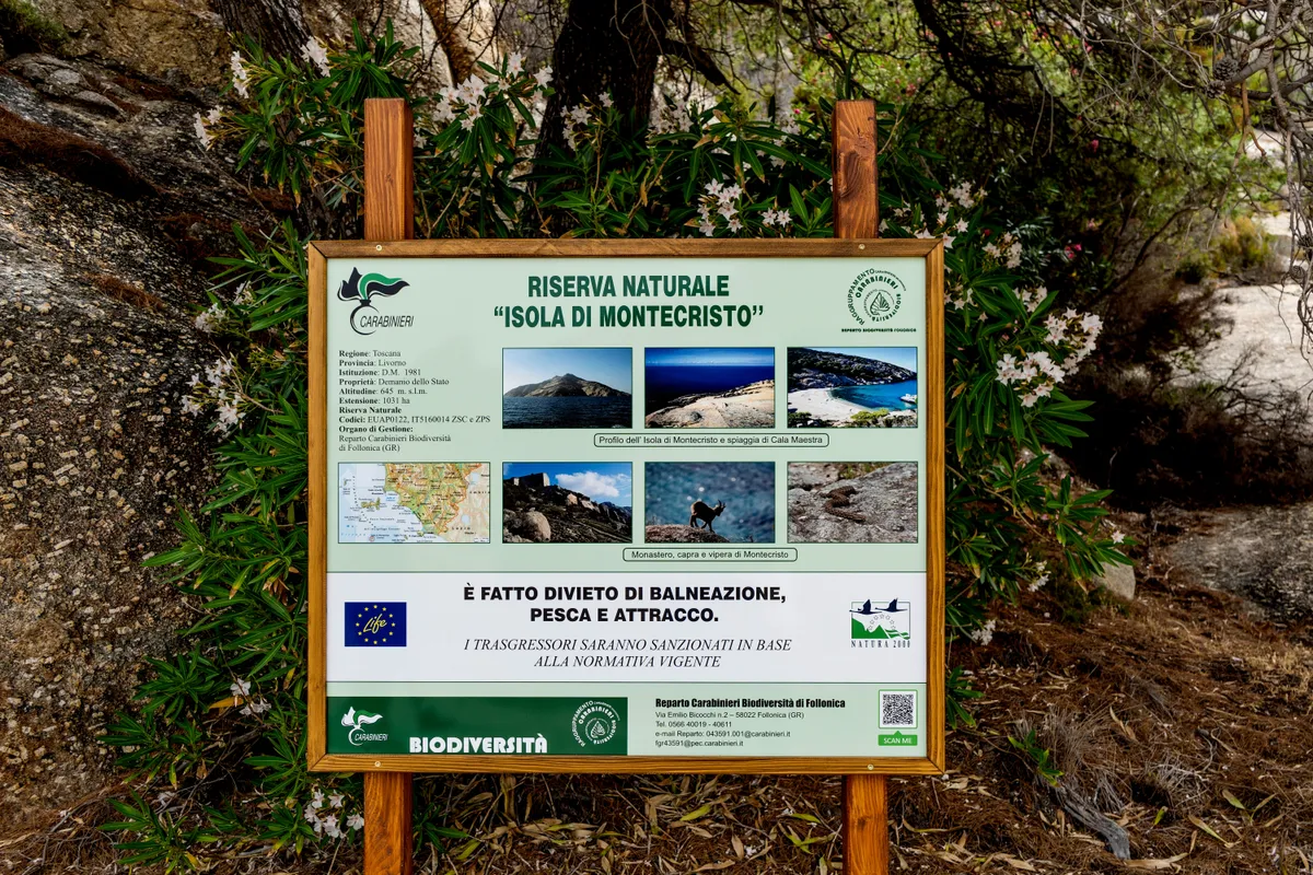 Információs tábla Montecristo szigetén.