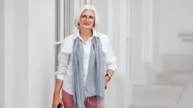 Ősz hajjal is lehetsz nőies és lehengerlő – Így öltözz fiatalosan a hajszíned szerint