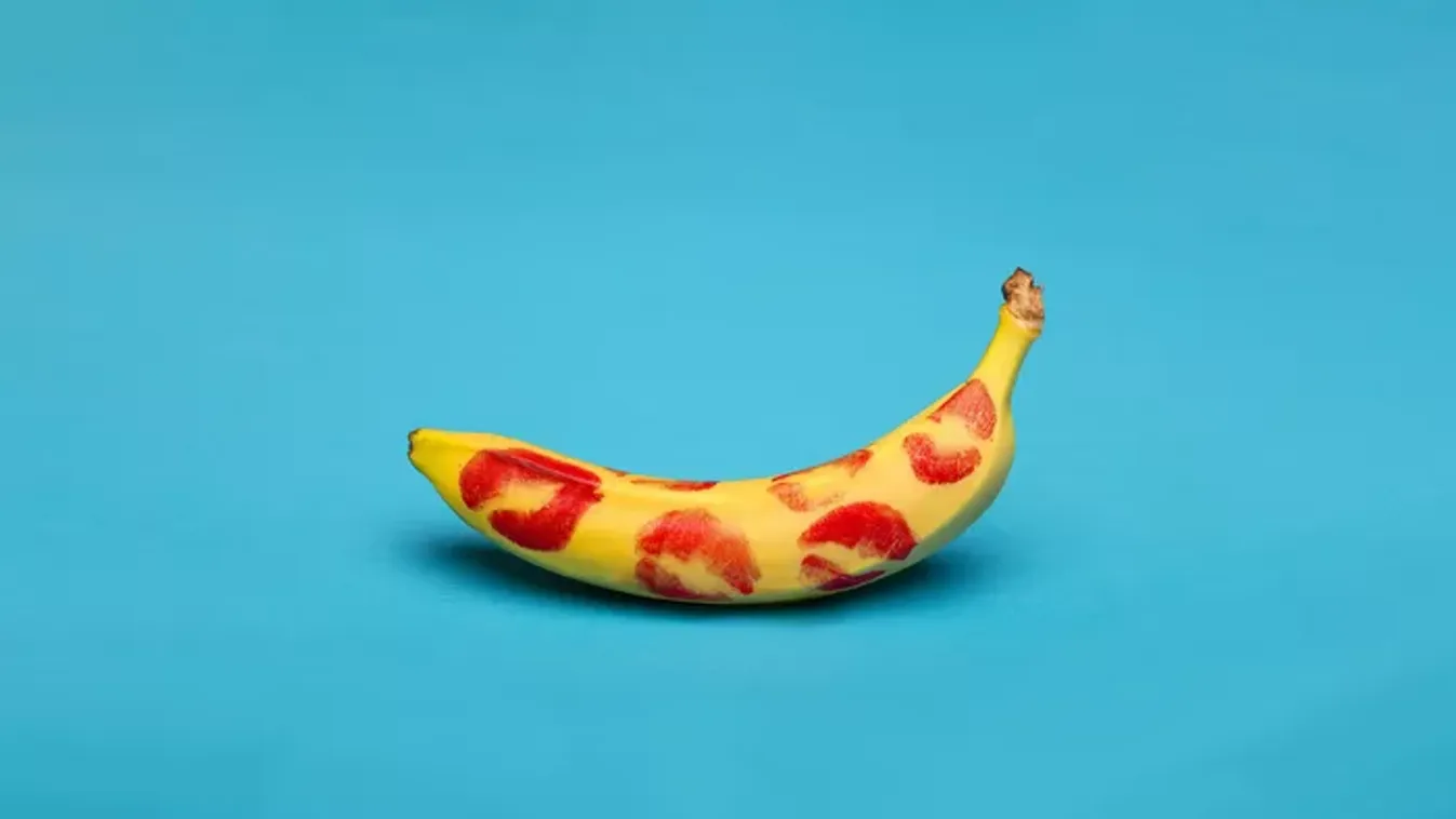 Pornóoldalon mutogatta magát a nagymamakorú tanárnő: kollégái bukkantak rá szexelős videójára